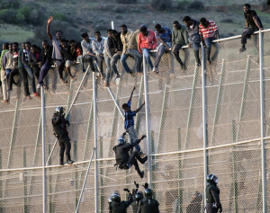 Мигранти достигат до испанския анклав Сеута с рекорден брой