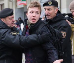 Беларус, обвинен в „отвличане“ на полет на Ryanair, отклонен, за да арестува журналист
