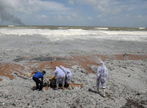 Шри Ланка е изправена пред бедствие, след като горящият кораб разсипва химикали по плажовете