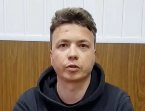 Опозицията осъжда видеоклип като „заложнически“, докато Беларус излъчва повече кадри със задържан Протасевич.